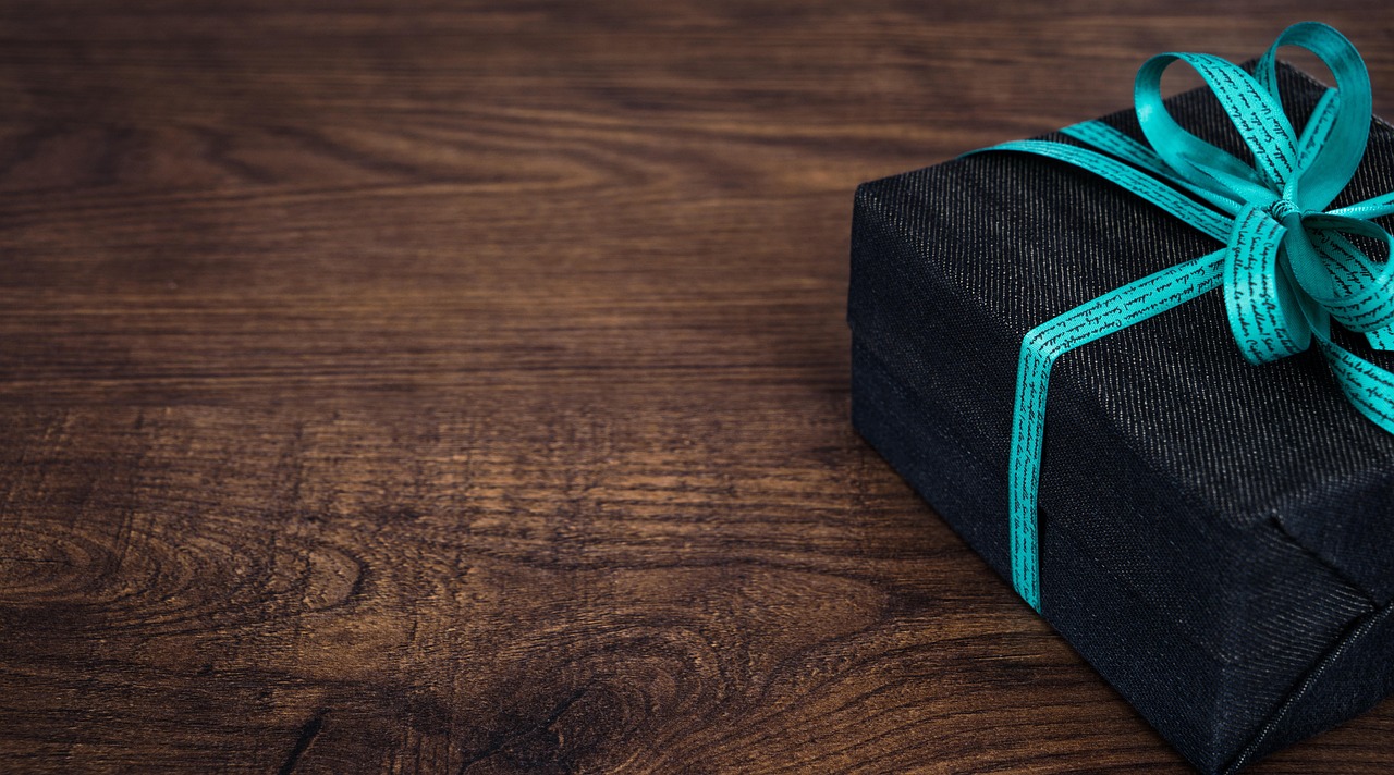 Kind geeft zelfgemaakt Vaderdagcadeau aan lachende vader. Kind geeft zelfgemaakt Vaderdagcadeau aan lachende vader.