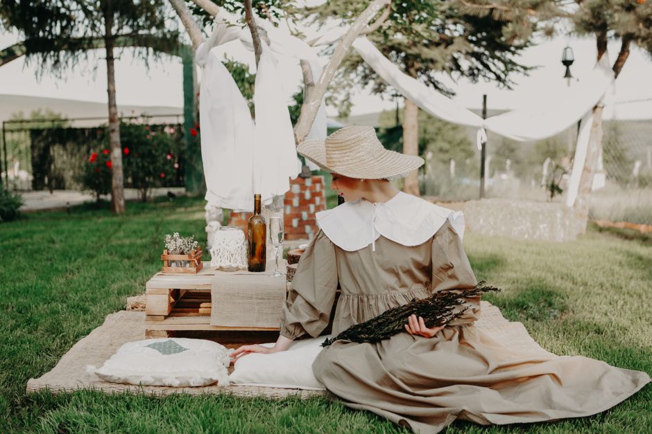 Chique zomerse picknicksfeer met uitgebreide kaasplank. Chique zomerse picknicksfeer met uitgebreide kaasplank.