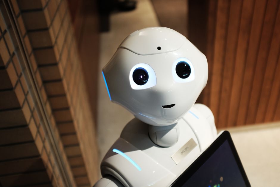 Kleine robotmaaier navigeert langs herfstbladeren. Kleine robotmaaier navigeert langs herfstbladeren.