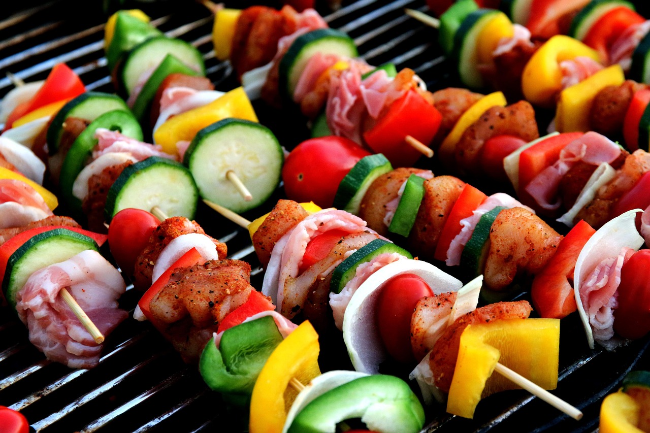 Klein grillende braadoven met gegrilde groenten.
